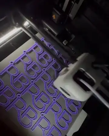 Mein 3D-Drucker druckt Schlüsselanhänger mit Initialen